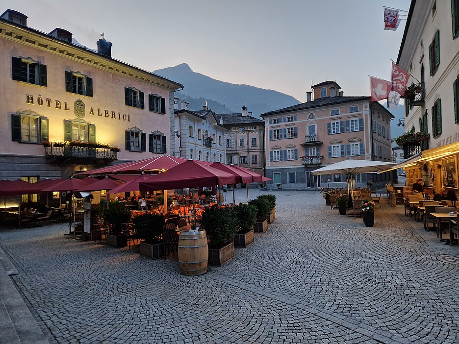 Atmosfera serale nel centro di Poschiavo.