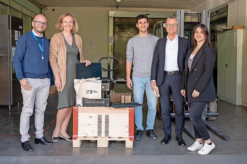 Numerose aziende donano materiale: in questa foto, l’azienda DAUF SA di Lugano consegna un computer usato.