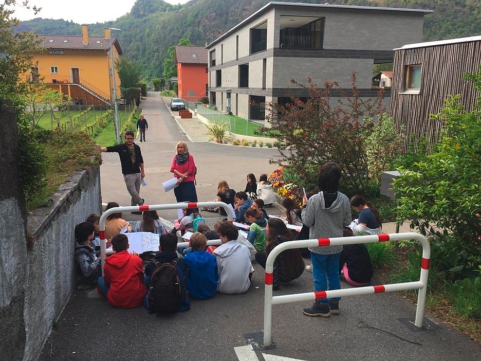 I responsabili di progetto hanno raccolto le idee degli allievi delle scuole elementari nell’ambito di una passeggiata per il quartiere.