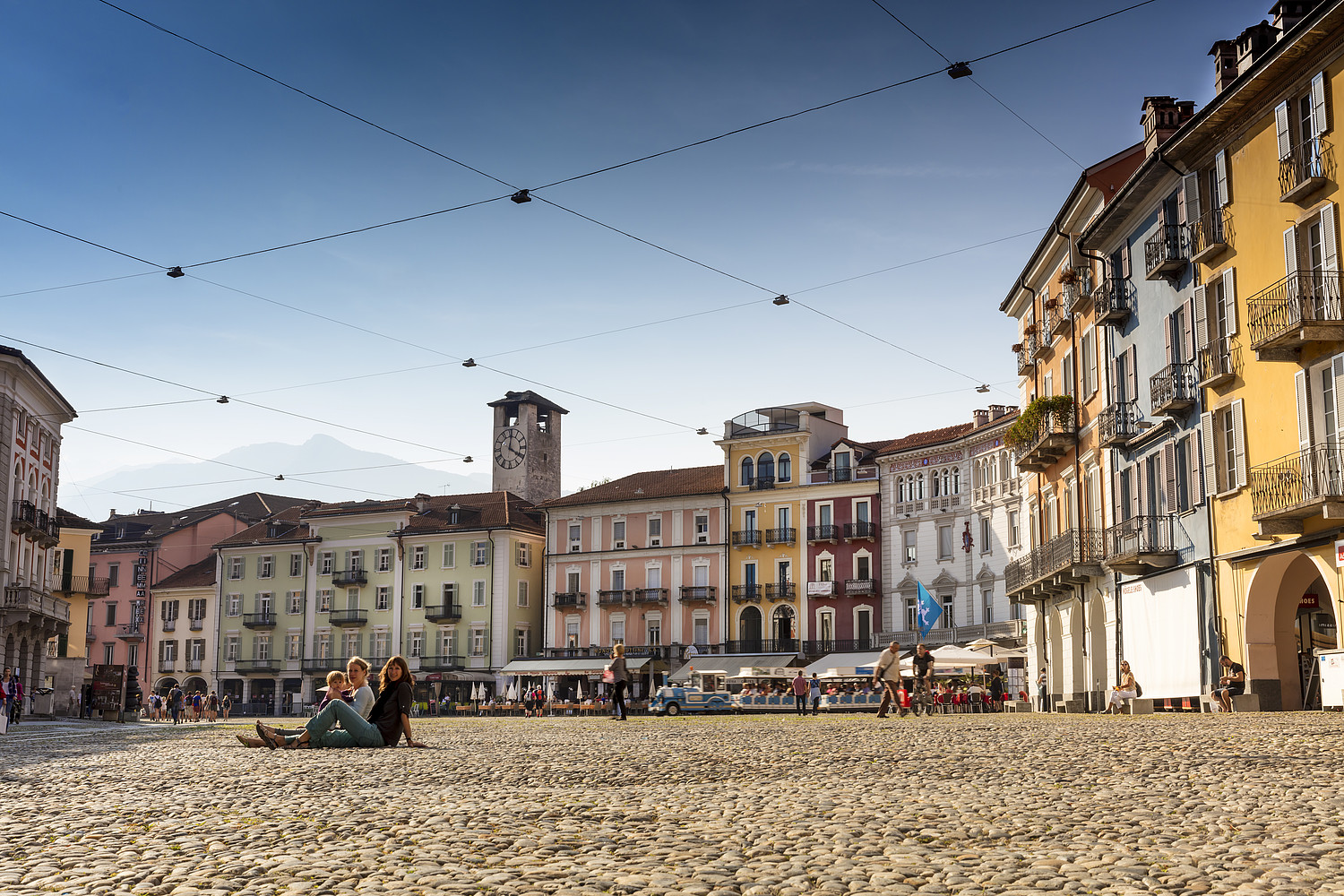 Piazza Grande, Locarno: i piccoli e grandi comuni ticinesi trovano ancora sufficiente personale.