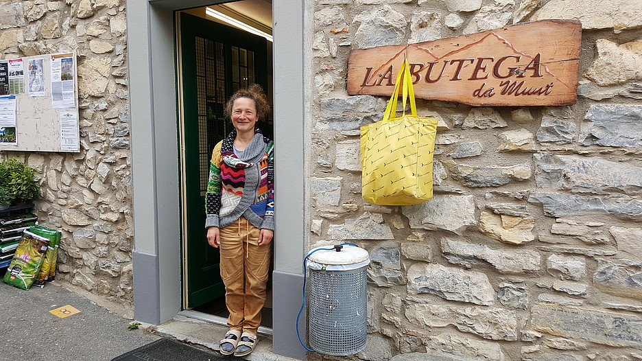 Il negozio e il bar di Monte sono un importante luogo di incontro.