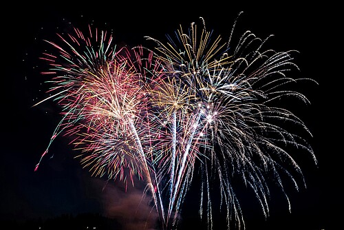 La gioia di un uomo, il dolore di un altro: fuochi d’artificio.