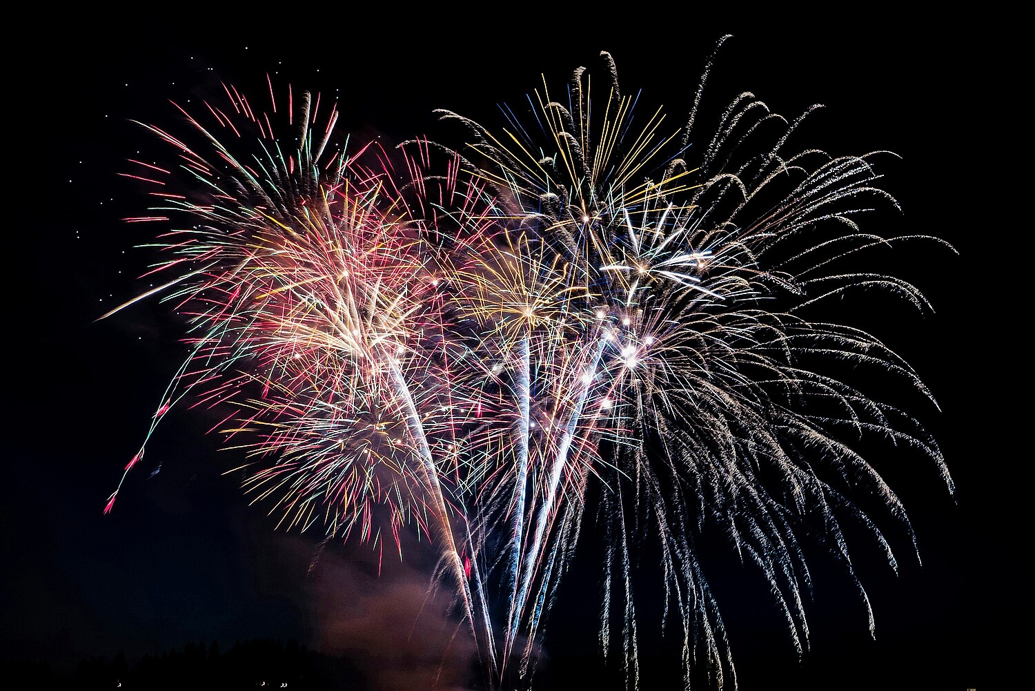 La gioia di un uomo, il dolore di un altro: fuochi d’artificio.