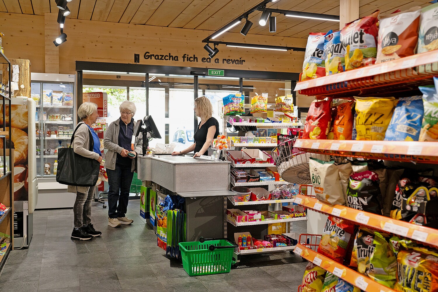 Uno sguardo al negozio di alimentari di Ramosch.