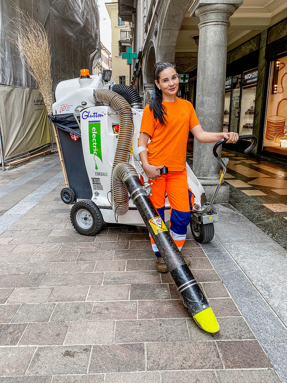 Diana de Almeida con il suo «braccio artificiale», con cui libera dai rifiuti le strade e gli spazi pubblici della Città di Lugano. Un lavoro che alla 29enne dà grande soddisfazione, e spera possa essere d’esempio per un maggiore rispetto dell’ambiente. 