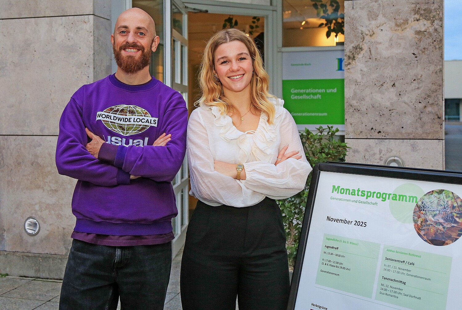 Patrick Bütikofer (animatore comunale HF) e Rahel Heini (animatrice comunale in formazione) davanti alla sala intergenerazionale di Rotkreuz.