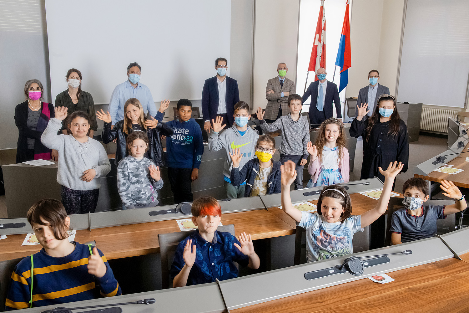 Foto di gruppo alla presenza del Municipio in corpore alla seduta di insediamento del Consiglio delle bambine e dei bambini a Mendrisio, una prima svizzera.