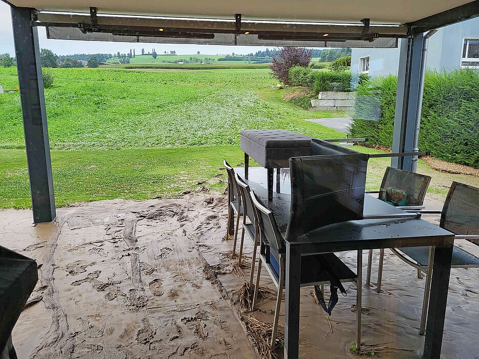 A Nottwil (LU) le masse d’acqua hanno attraversato il prato dirigendosi direttamente verso l’insediamento e sono penetrate nell’edificio attraverso i pozzi di luce e l’ingresso della cantina.