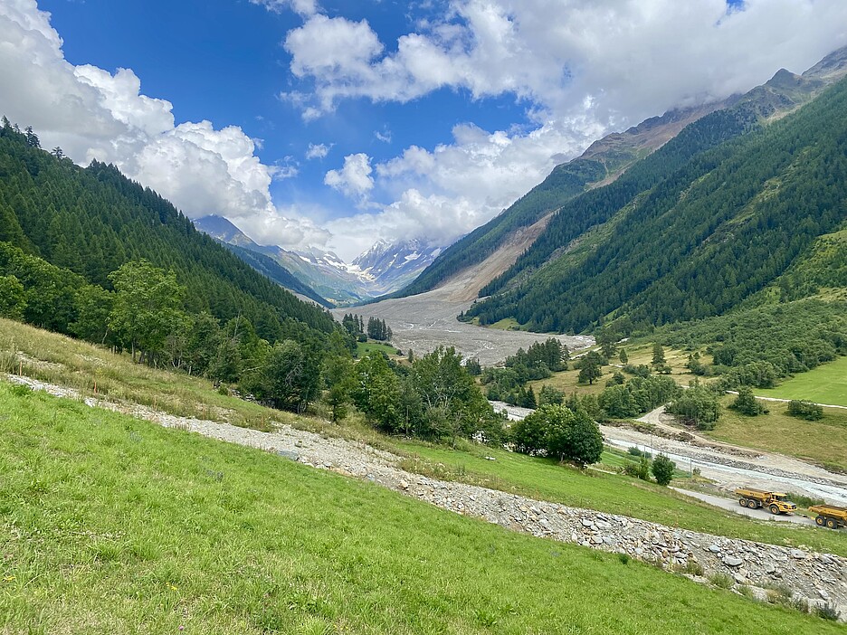 Vista da Wiler sul cono detritico della frana di Blatten.
