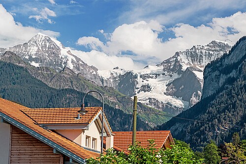 La vista da Wilderswil (BE) sulle cime delle montagne bernesi è molto apprezzata.