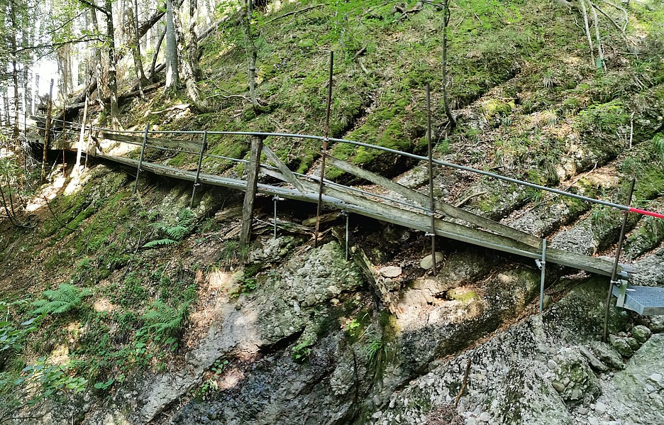 Il nuovo passaggio è stato posato nella roccia, la parte inferiore è stata eliminata. Il nuovo ponte del sentiero escursionistico parte da un punto più elevato, al di sopra della zona che viene inondata durante le piene.