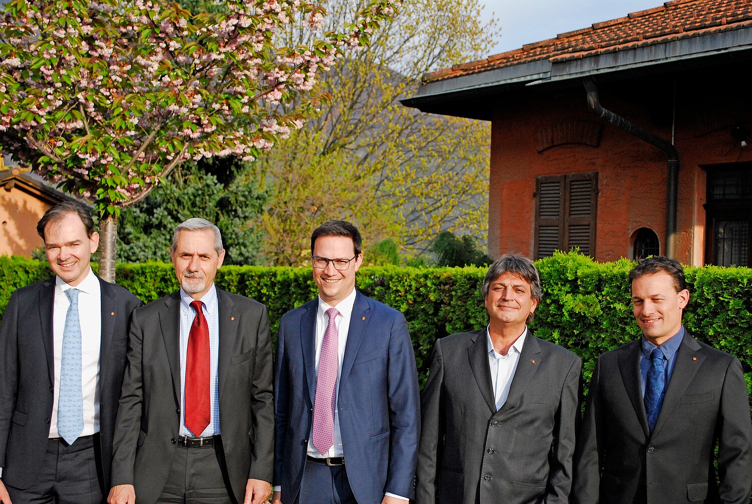 Alex Farinelli (al centro) con i suoi colleghi del Municipio di Comano.