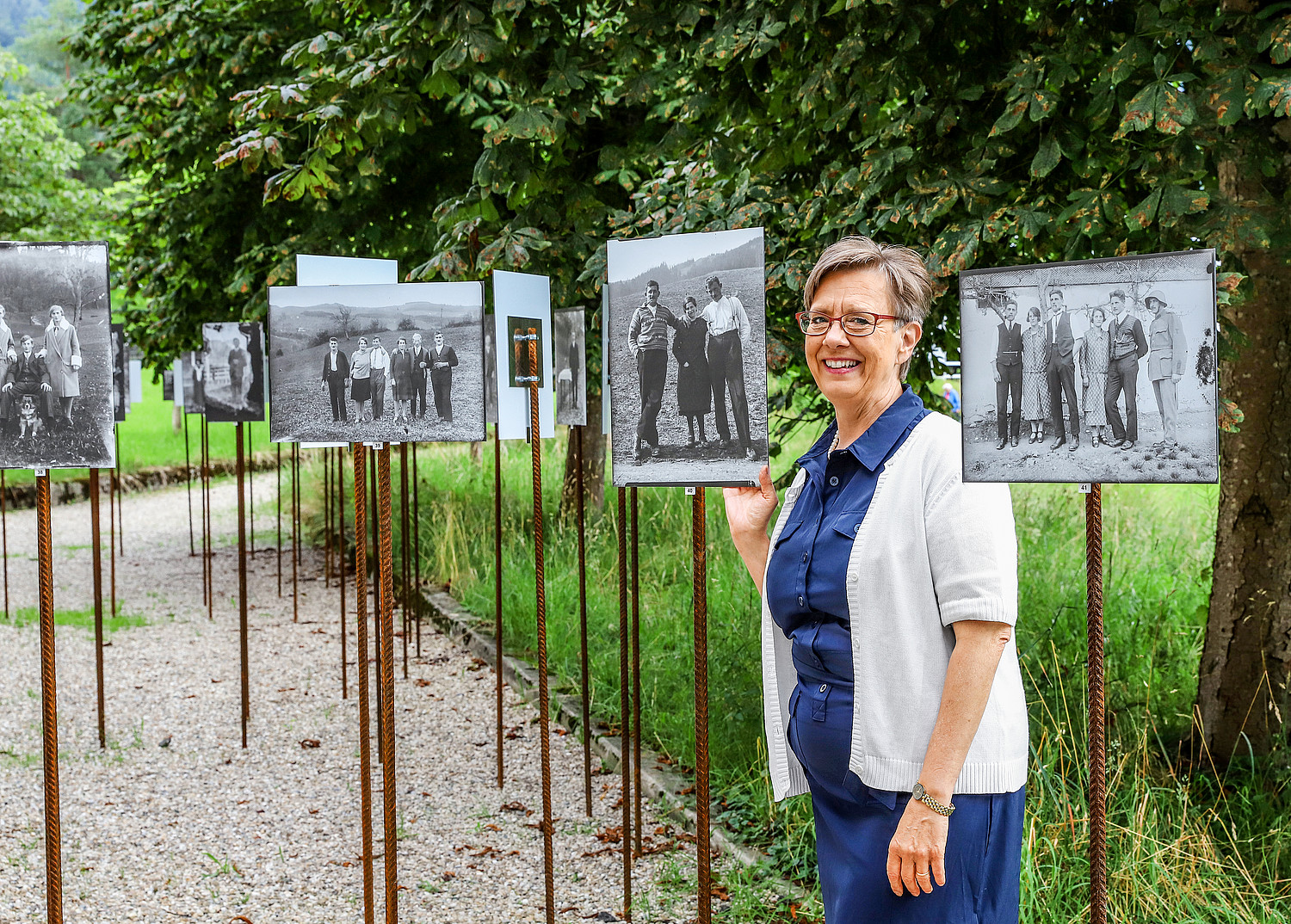 Christine Bouvard tra le immagini della mostra all'aperto «Gente dell'Entlebuch» alla Entlebucherhaus, Schüpfheim.