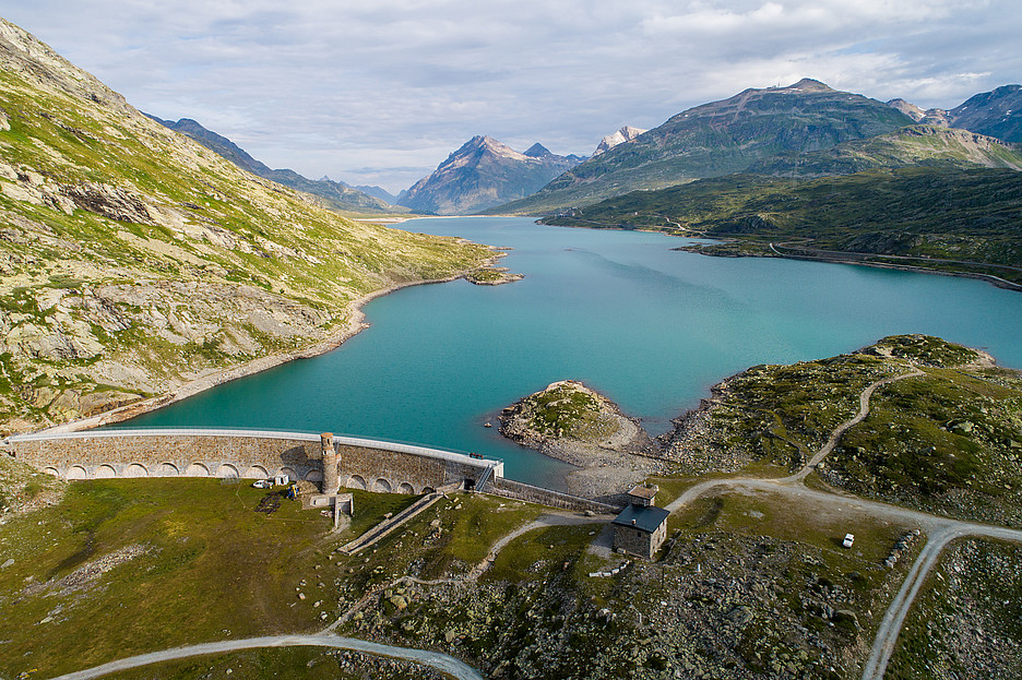 Il Lago Bianco in cima al passo del Bernina.