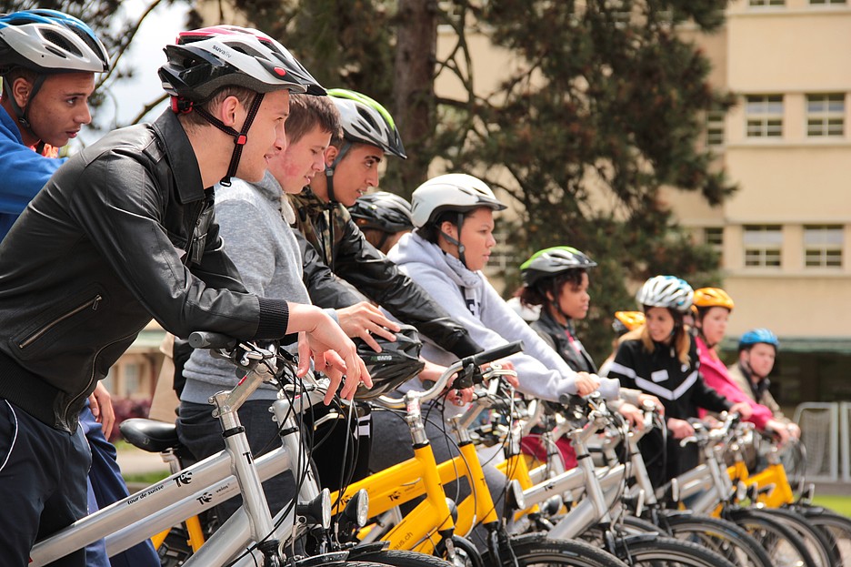 Sono sempre più numerose le iniziative che invitano i bambini e i ragazzi ad andare a scuola in bicicletta.
