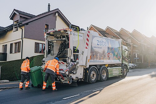 Un nuovo camion a trazione elettrica su strada.