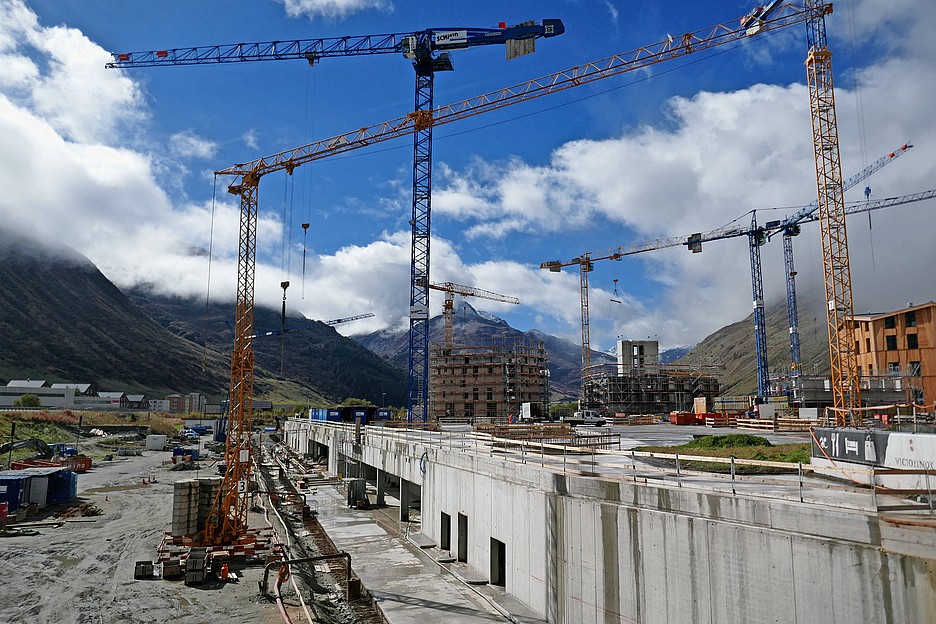 Grande cantiere della stazione turistica di Andermatt. Tutti gli edifici sono certificati secondo le norme Minergie o Minergie-P.