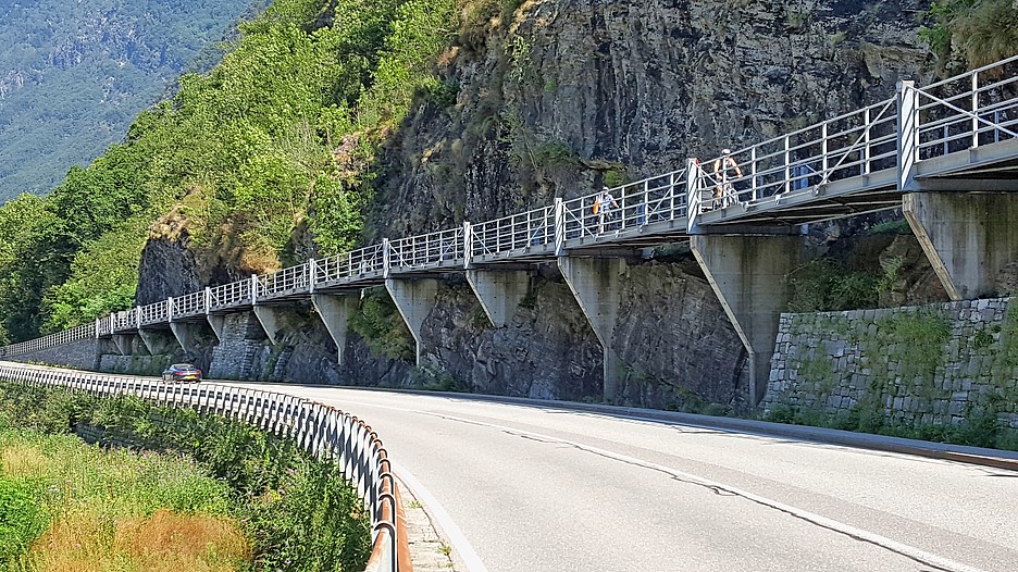 Elaborate strutture artificiali per le biciclette – separate dalla strada.