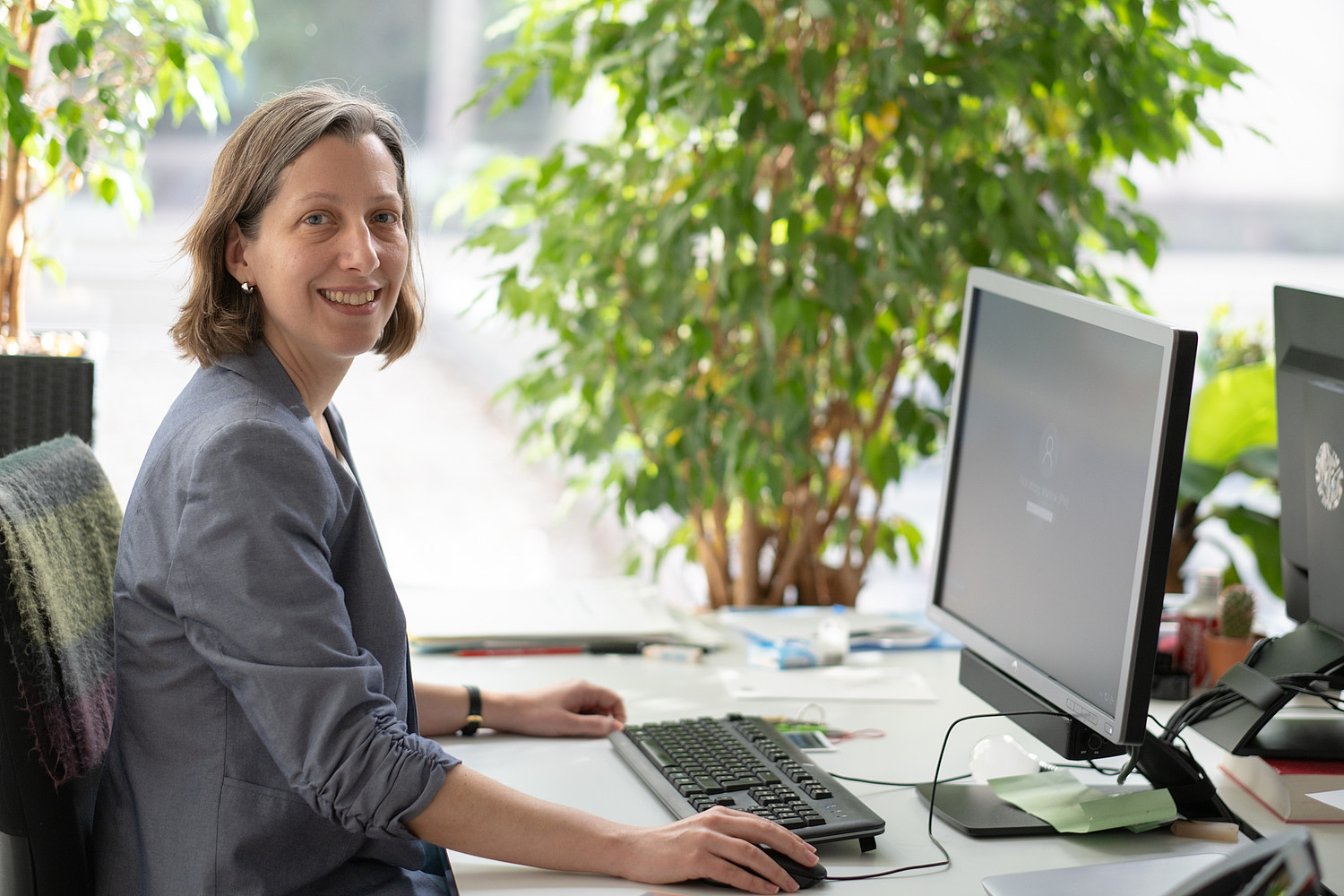 Martina Flick nel suo ufficio all’Università di Berna. Nell’intervista spiega perché le donne sono sottorappresentate nella politica di milizia e come si potrebbe cambiare la situazione.