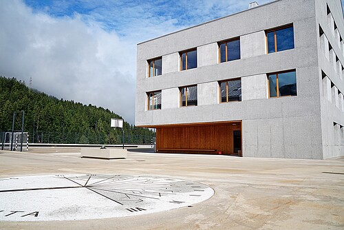 Il Comune ha installato una rete di teleriscaldamento nel nuovo centro scolastico di Klosters Platz.