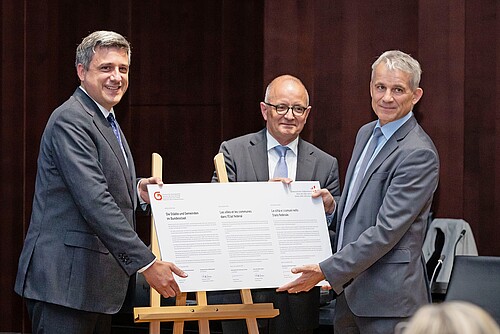 Consegna della dichiarazione al consigliere federale Beat Jans (a destra) da parte di Hanspeter Hilfiker (al centro), sindaco di Aarau, presidente dell'UCS, e del consigliere agli Stati Mathias Zopfi (a sinistra), presidente dell'ACS, nella sala della cupola del Palazzo federale.