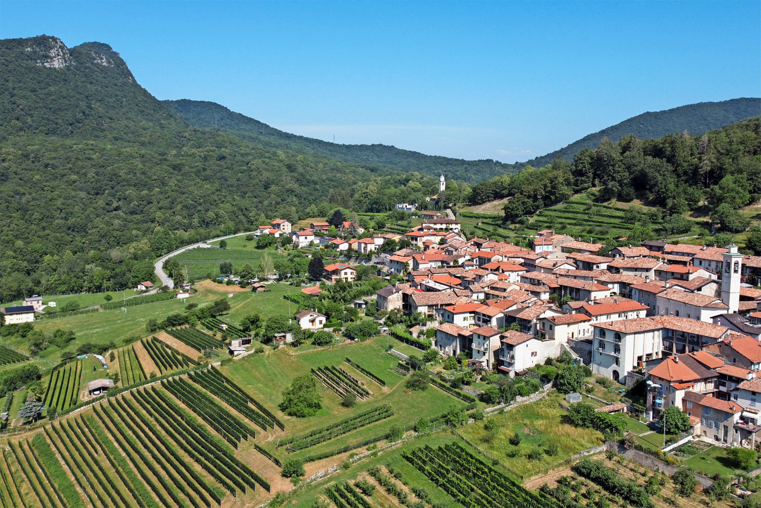 Veduta aerea del nucleo di Meride, uno dei quattro «quartieri di montagna» di Mendrisio, al centro di uno studio sulla qualità di vita e la coesione sociale condotto dalla Città.