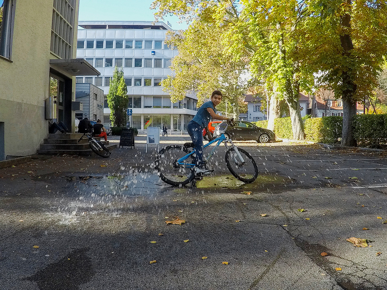 La Città di Moutier, seguendo la richiesta di giovani cittadini entusiasti, sta applicando un approccio partecipativo alla riprogettazione di una piazza pubblica. Nella foto, Evan sulla sua bicicletta, scattata per il concorso fotografico #Moutiermaville che ha offerto ai giovani l'opportunità di esprimersi sulla loro città.