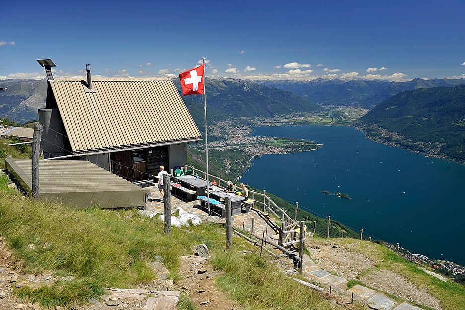 Il Lago Maggiore visto dalla capanna al Legn sopra Brissago.