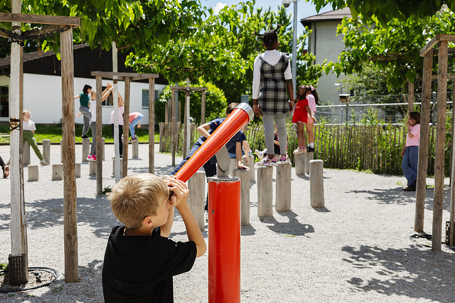I bambini scoprono il nuovo cortile della scuola elementare di La Villette a Yverdon-les-Bains.