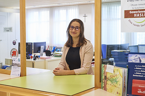 Leonie Koch allo sportello dell’amministrazione comunale di Hasle (LU), dove ha svolto il suo apprendistato.