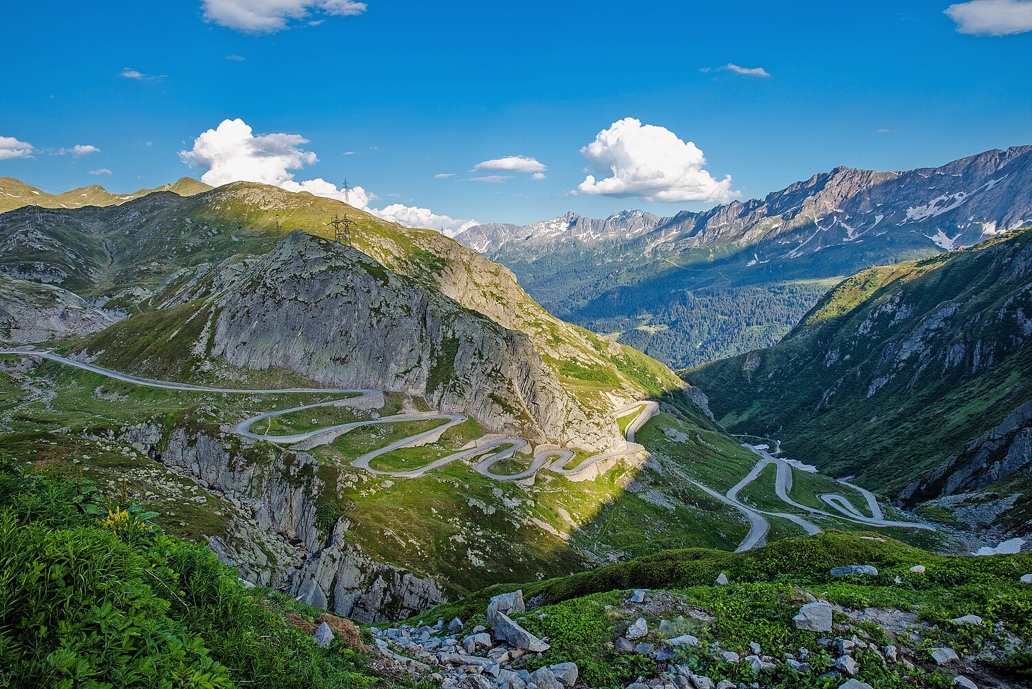 Alte, bekannte Gotthardpassstrasse namens Tremola. Kurvige Bergstrasse in den Alpen.
