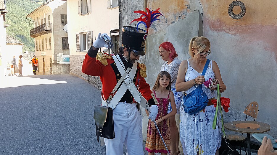 Fuciliere Edo Cima raccoglie offerte a sostegno della milizia con una piccola borsa di pelle.