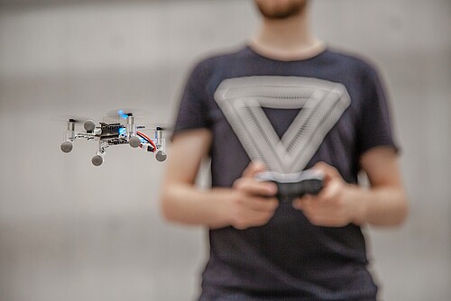 Un ricercatore con un drone.