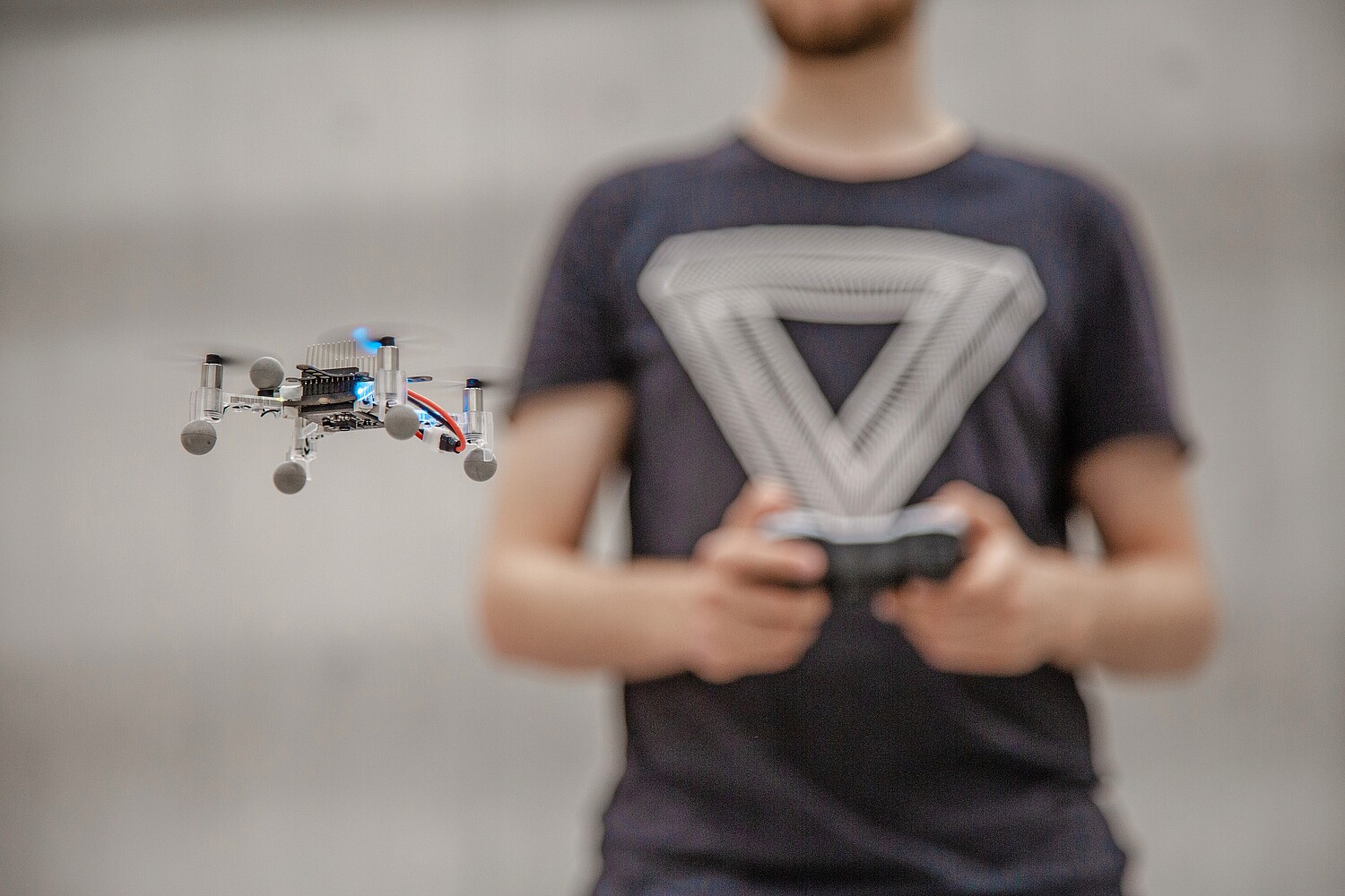 Un ricercatore con un drone.