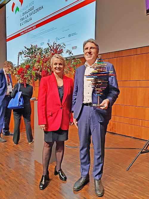 Il consigliere di Stato ticinese Manuele Bertoli, presidente del Forum per l’italiano in Svizzera, insieme alla consigliera di Stato neocastellana Florence Nater, presidente della Fondazione ch. La consegna del trofeo del Premio per il federalismo 2022 si è svolta il 21 ottobre nell’ambito di un evento ufficiale di dialogo tra Svizzera e Italia.