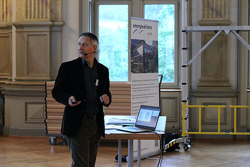 Ruedi Giezendanner ha parlato del programma «calore rinnovabile» e ha presentato i vari sistemi di riscaldamento disponibili nel Cantone di Glarona.