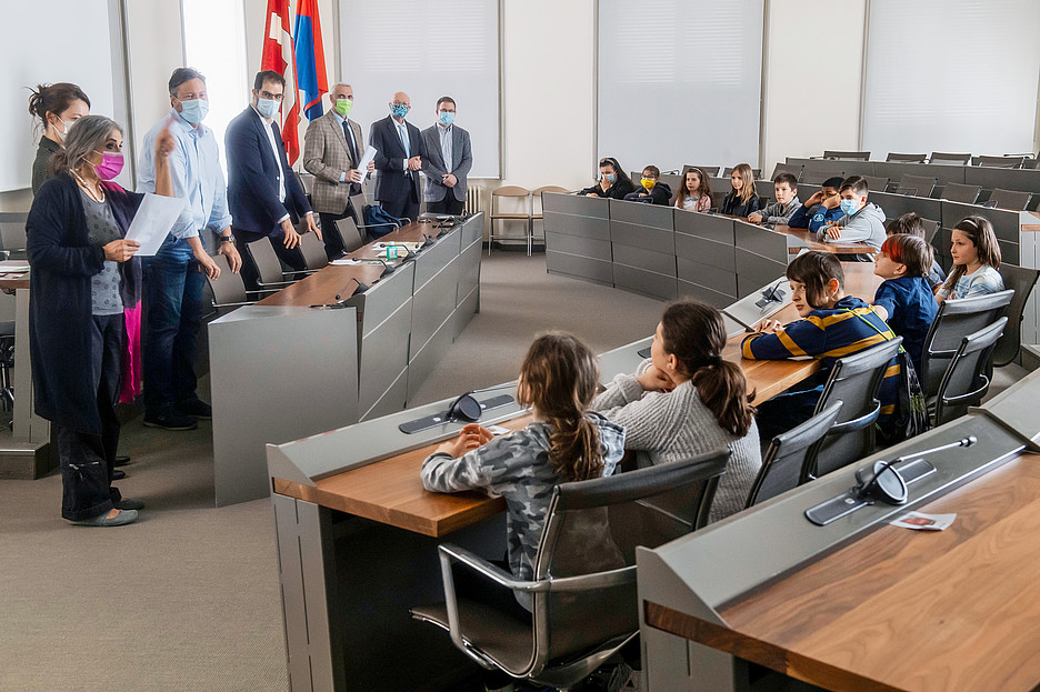 Il Municipio di Mendrisio ed i giovanissimi consiglieri comunali nell’aula del Consiglio comunale.