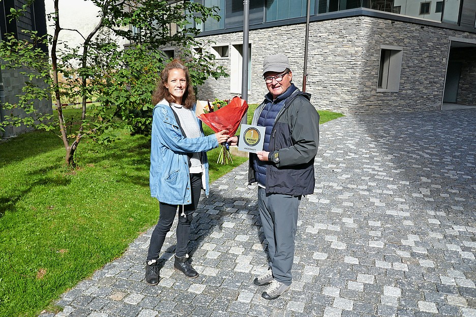 Il municipale di Andermatt Erich Renner e la responsabile del progetto Minergie Rating Geraldine Chew alla presentazione della targhetta.