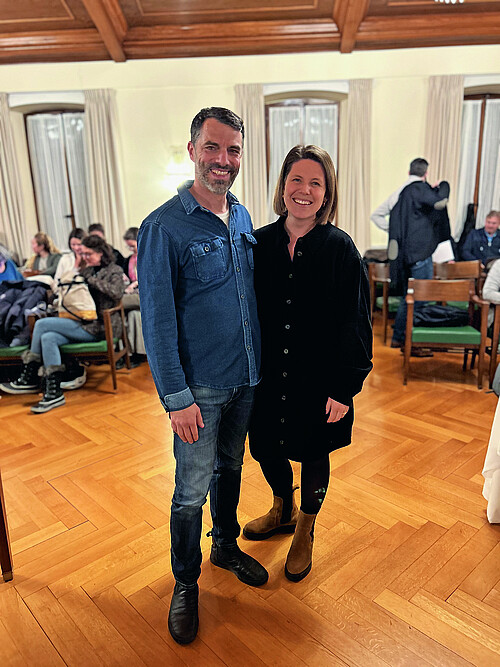 Julien Costanzo, presidente, e Manon Röthlisberger, 1ª vicepresidenza, nella sala di Consiglio comunale, Maison Hugonin, La Tour-de-Peilz (VD).