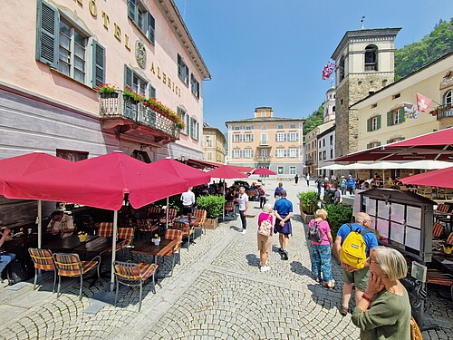 I turisti scoprono il centro di Poschiavo (GR).