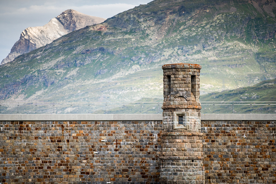 Il muro della diga sulla sponda meridionale del Lago Bianco.