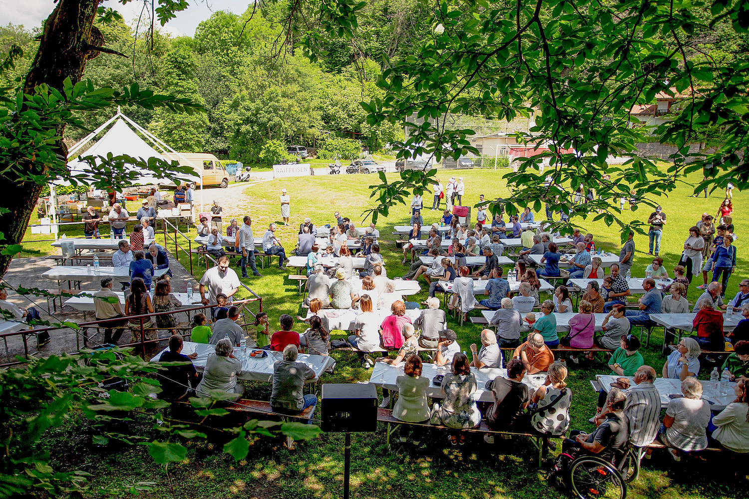 L’assemblea di quartiere di Sonvico ha radunato quasi 300 cittadini. È l’occasione per discutere con i rappresentanti del Municipio della Città di Lugano dei progetti che interessano il quartiere, e di un buon pranzo in compagnia.