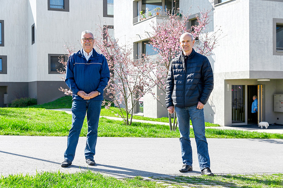 Guy Petter, sindaco di Mont-Vully (a sinistra), e Markus Ith, presidente della cooperativa, davanti al complesso residenziale di 27 appartamenti per anziani nel quartiere di Sugiez.