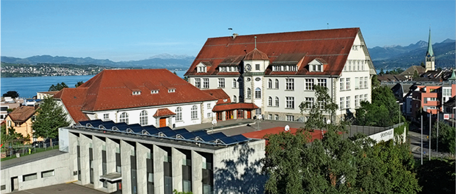 Vista di Wädenswil con l’edificio scolastico e la sala della cultura.