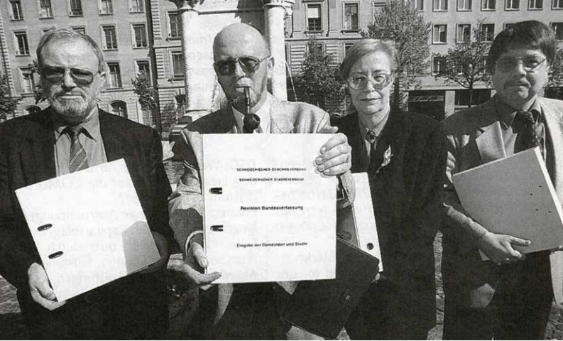 I leader delle associazioni ACS e UCS alla consegna della petizione nel 1997. Da sinistra: Sigisbert Lutz, segretario generale dell’ACS, Urs Geissmann, direttore dell’UCS, Yvette Jaggi, presidente dell’UCS, Ulrich Isch, presidente dell’ACS.